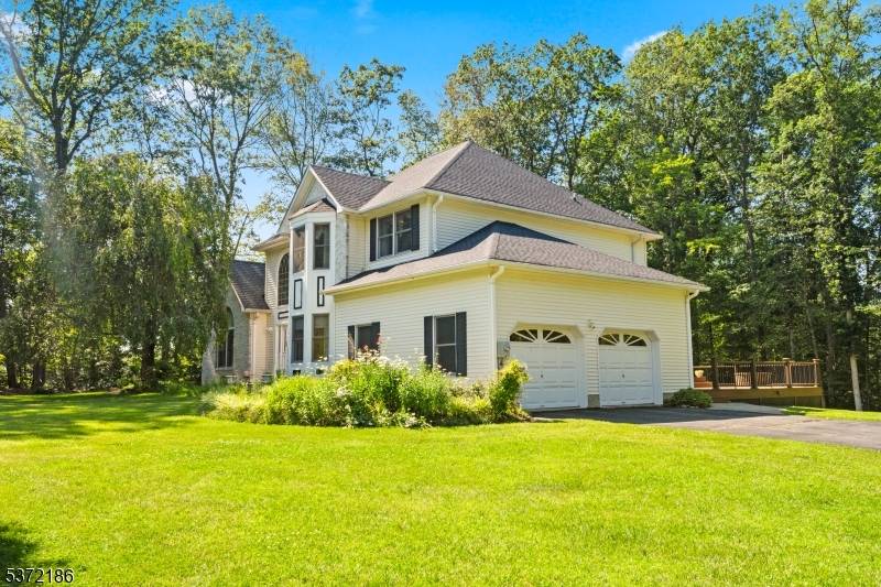 Welcome to 11 Darlington Drive, Where Lifestyle and Location Meet !