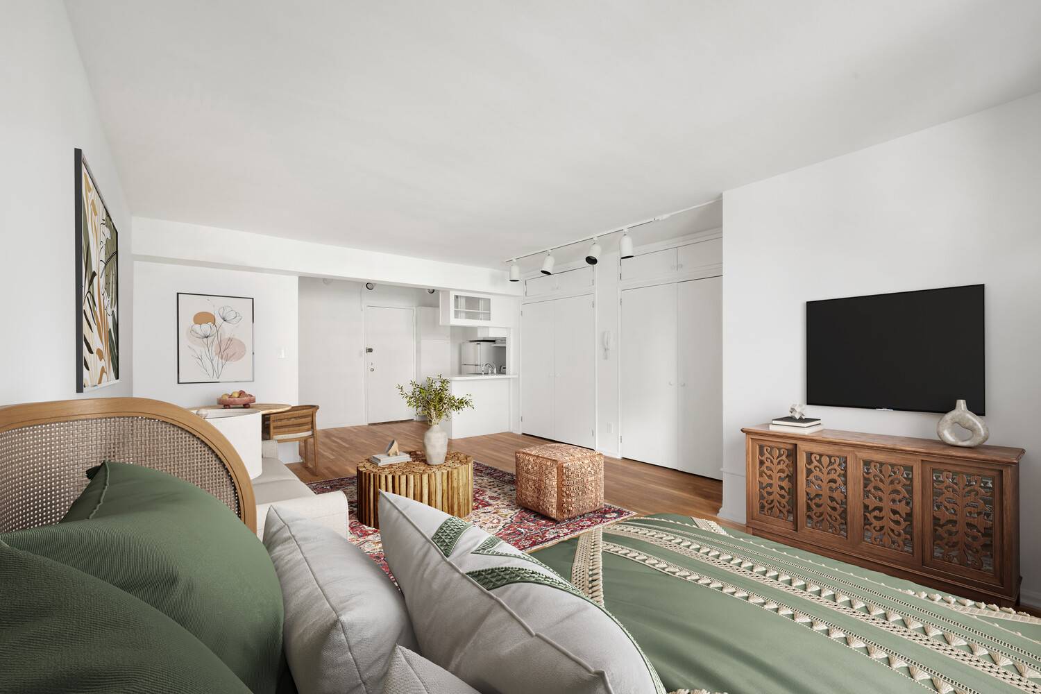Spacious Upper East Side Studio with Exceptional Closet Space amp ; Windowed Bath Welcome to this bright and inviting studio condo located in the heart of Manhattan's desirable Upper East ...