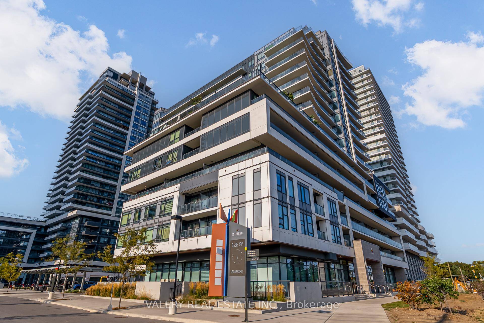 Beautiful 1 1 Bed, 2 Full Bath Condo With Parking amp ; Locker At Universal City !