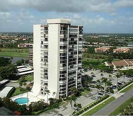 This spacious 2 2 corner unit with million dollar views from the 17th floor overlooking all of north Palm Beach county.