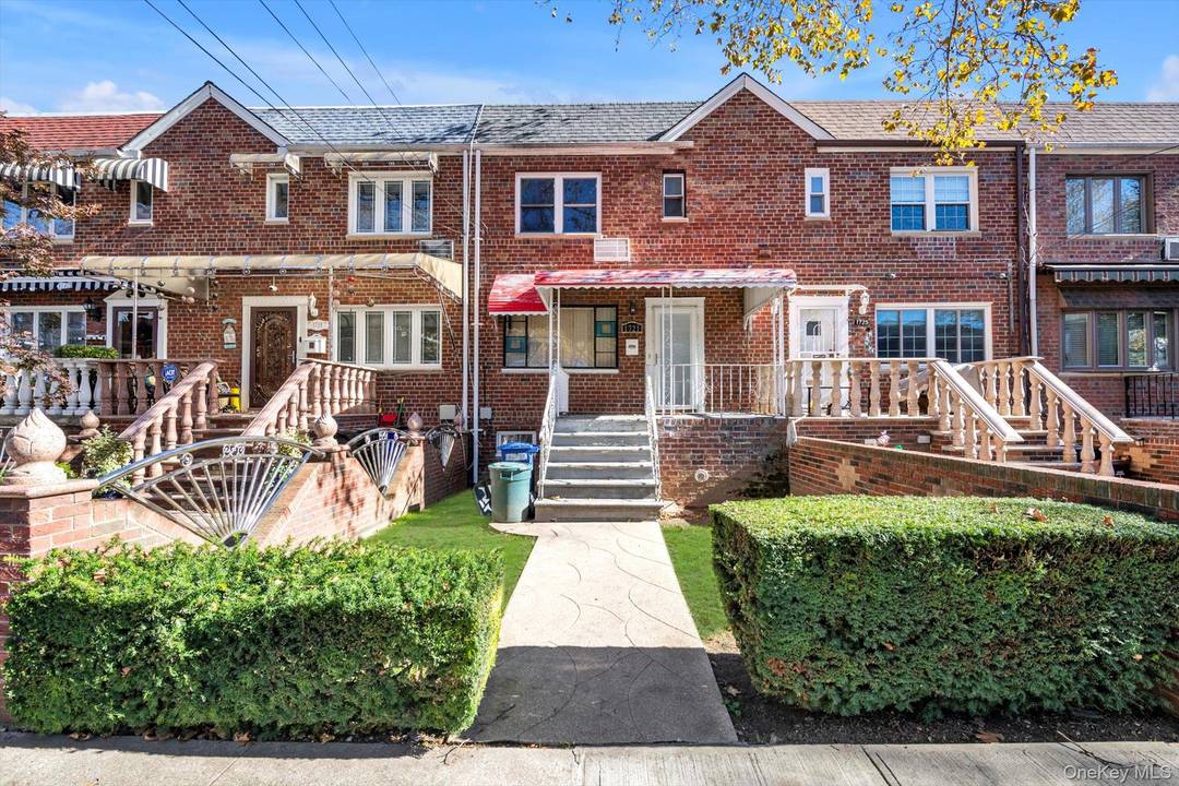 Opportunity Awaits ! Welcome to this mid block 3 bedroom, 2.