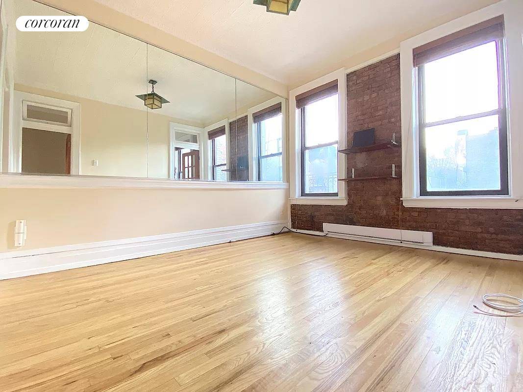 Beautiful 2BR with South Facing Windows in Prime SoHo location with great SoHo street view !