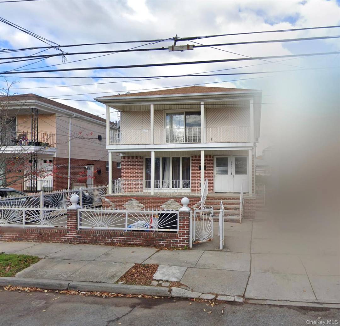 Welcome to 245 11 149th Drive, a well maintained duplex located in the heart of Rosedale, Queens !