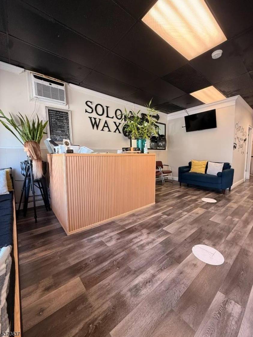 Seize the opportunity to own a thriving, well established hair salon in a desirable neighborhood of Elizabeth, NJ ?