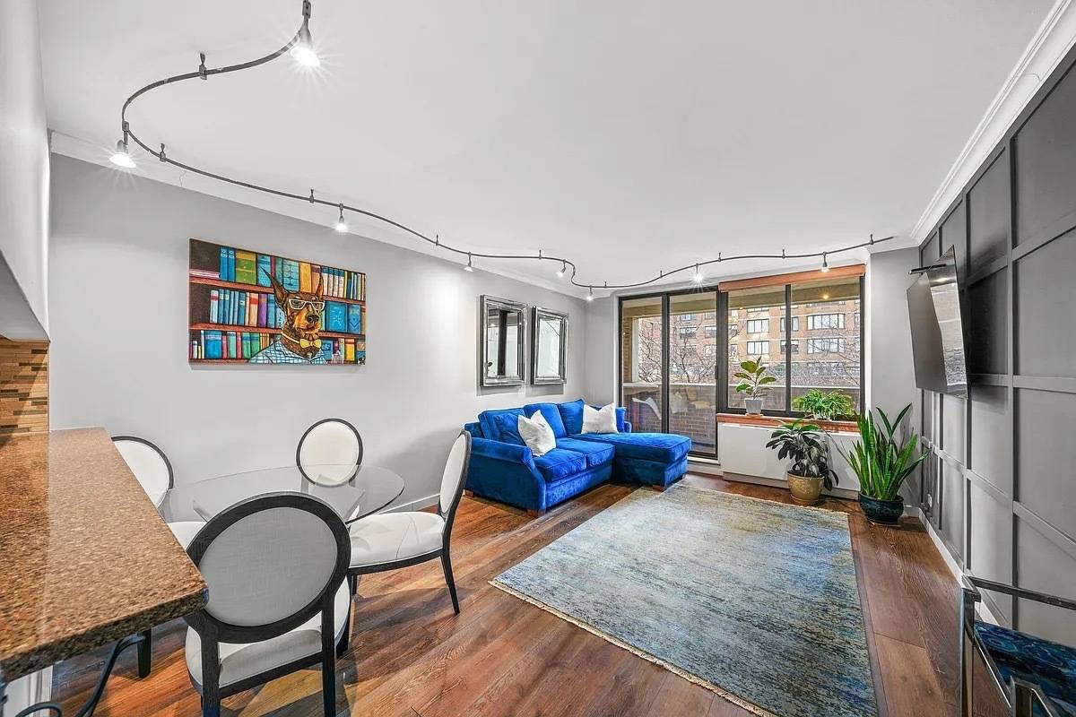 Welcome to The L Isola where luxury, comfort, and convenience meet in the heart of the city.