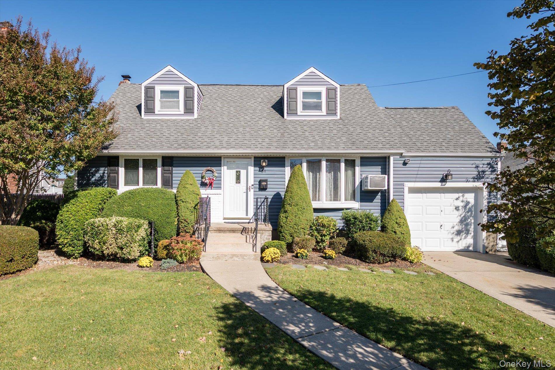 Spacious 5 Bedroom Cape on Quiet Dead End Block Farmingdale Schools Welcome to this charming and well maintained 5 bedroom, 2 bath Cape located on a peaceful dead end street ...