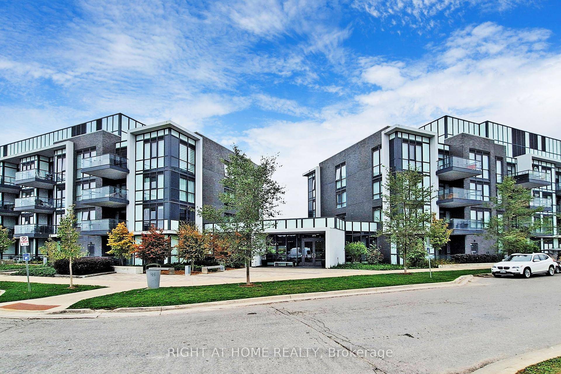 Discover upscale resort living in this beautiful 1 bedroom condo located at the prestigious Friday Harbour Resort.