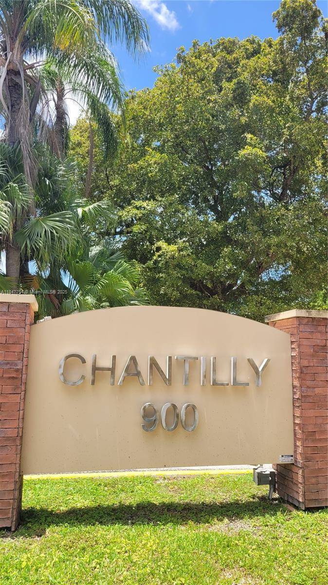 Location Quiet neighborhood spacious bedroom with walk in closet, master bathroom, separate bath and shower Corner property remodeled kitchen Corner unit Near to Aventura beach and airport.