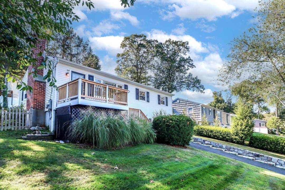 Great Location ! Welcome home to this 3 bedroom ranch with 1 full baths on a cul de sac.