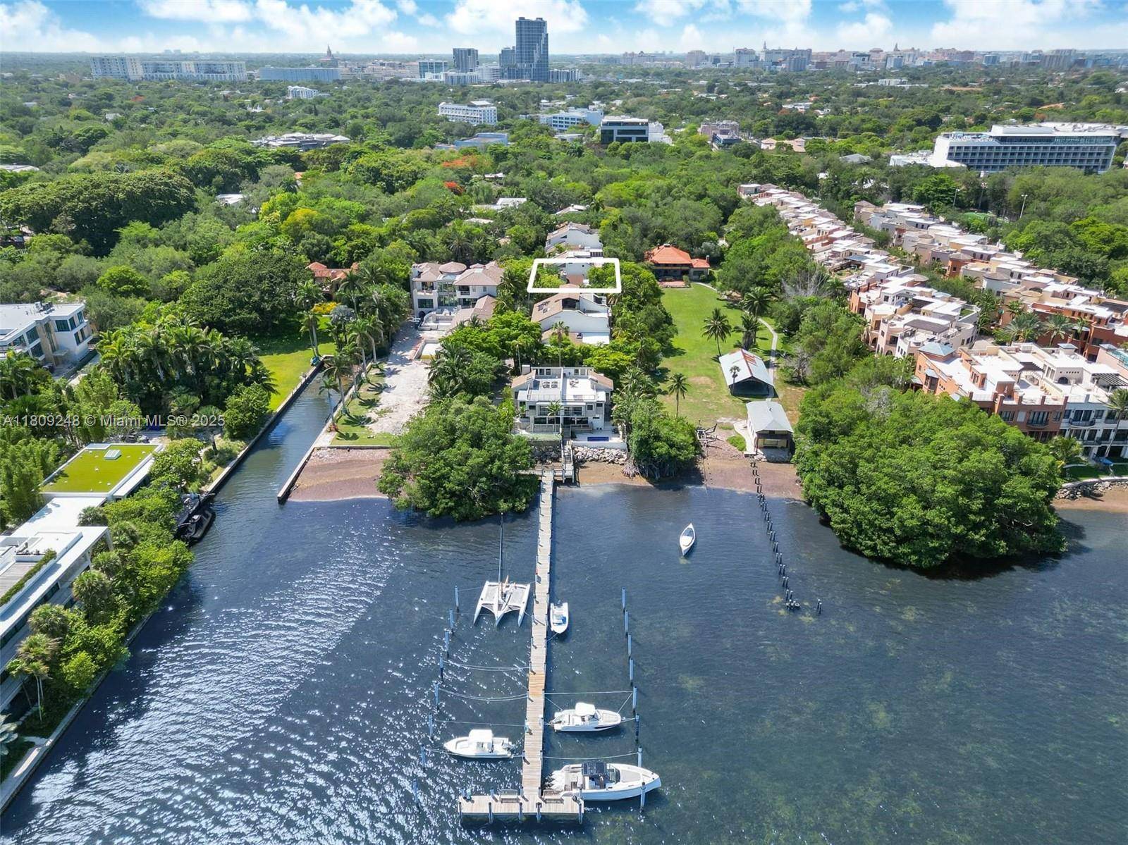 Rarely available townhome in Abitare with private dock access !