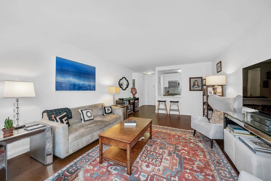 GARNEGIE PARK CONDOMINIUM This elegant one bedroom home offers charming views of 94th Street.