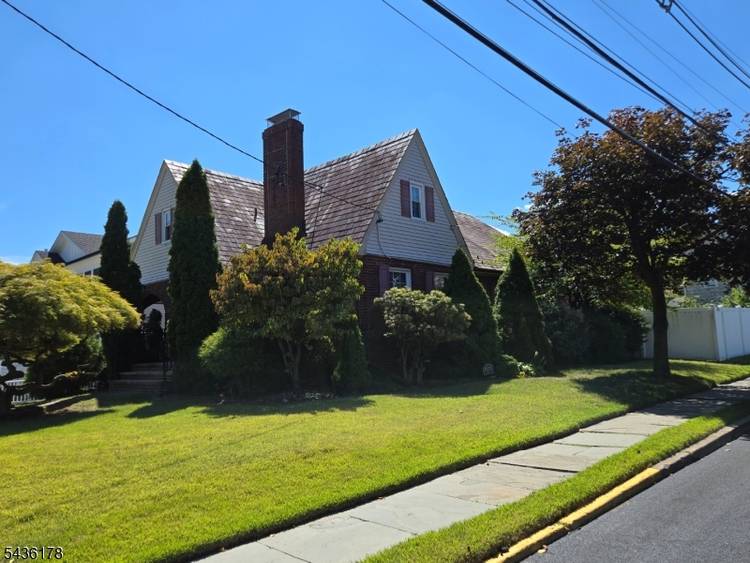 Welcome to this stunning Tudor home offering spacious rooms, timeless character, and plenty of space to enjoy both indoors and out !