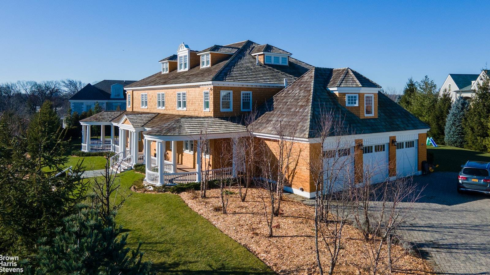 A Hamptons Lifestyle 22 minutes from Midtown !
