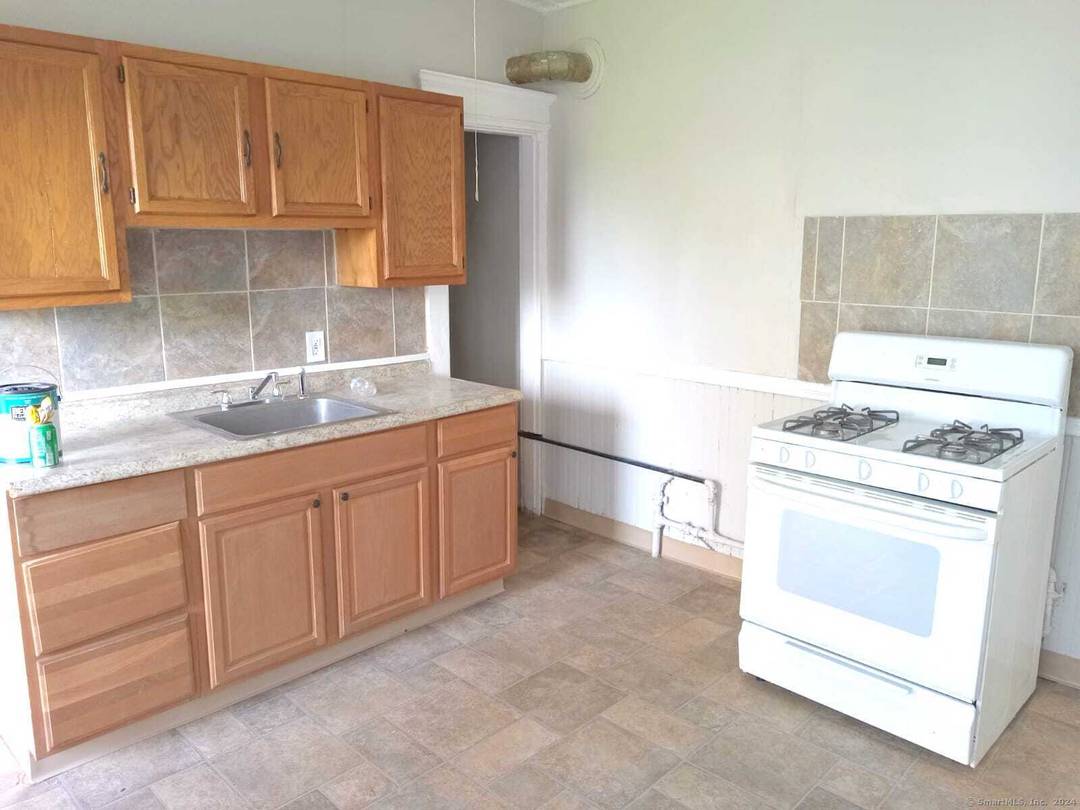 Great investment opportunity at 121 Lounsbury Avenue in Waterbury !