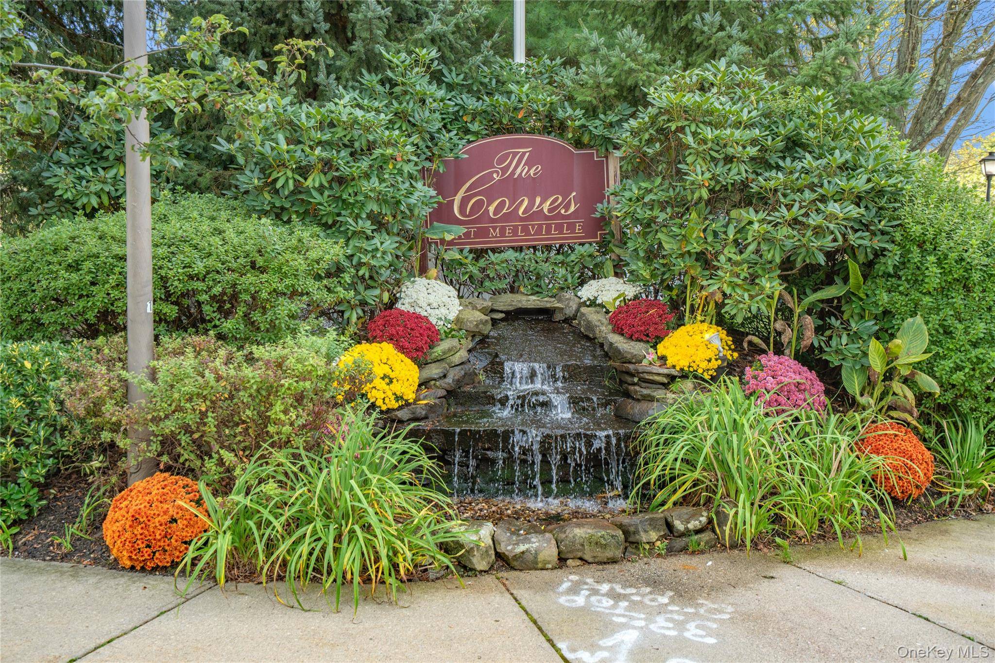 The Coves, Melville. Do not miss this opportunity to own this desirable first floor home.