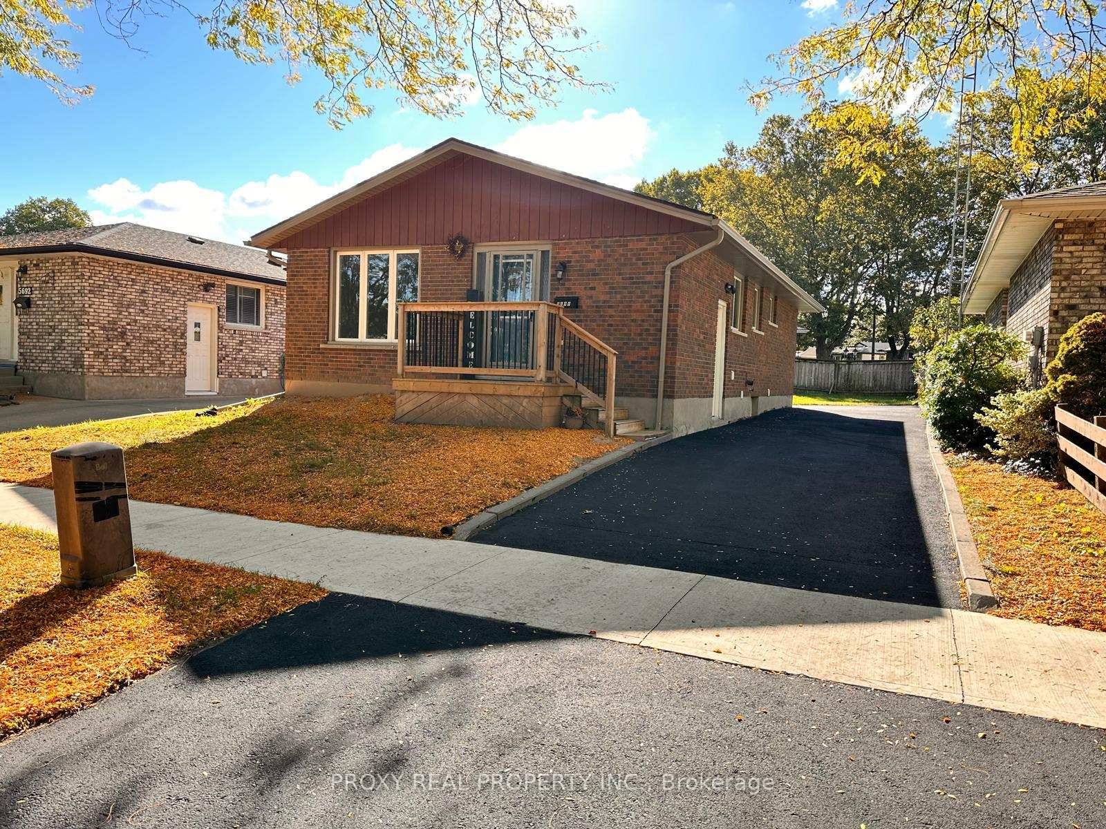 Stunning Renovated Home in Niagara Falls !