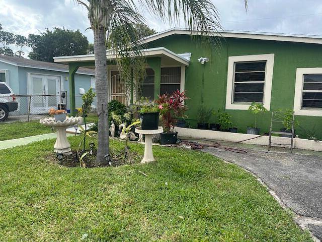 This 3 bedroom, 1 bath built in 1960 has three roomy bedrooms.