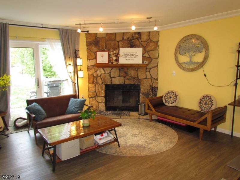Bright, Well Maintained 2 Bedroom 2.
