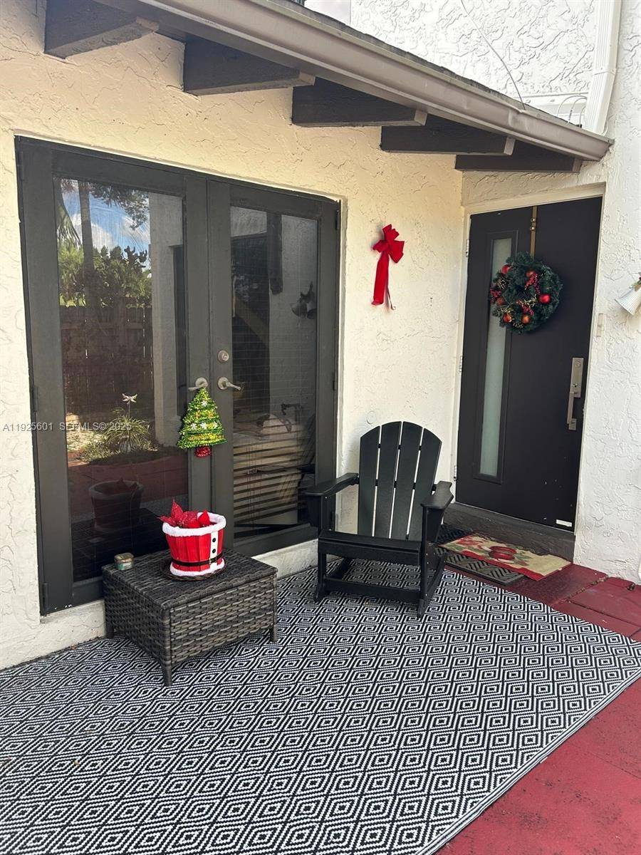 BEAUTIFUL CORNER TOWNHOUSE FEATURING 3 BEDROOMS AND 2 BATHROOMS, LOCATED IN A VIBRANT COMMUNITY WITH OUTSTANDING AMENITIES.