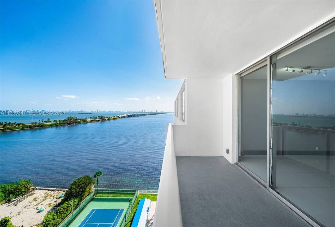 BEAUTIFULLY REMODELED WATERFRONT STUDIO WITH BREATHTAKING VIEWS OF BISCAYNE BAY IN THE HEART OF EDGEWATER NEIGHBORHOOD IN MIAMI.