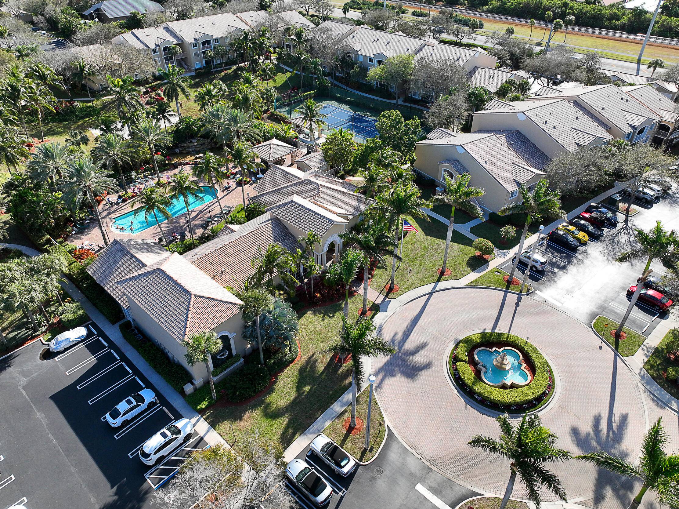 PRIME LOCATION ! Lighthouse Cove is a beautiful condo community close to the beach has lush resort style grounds in Tequesta.