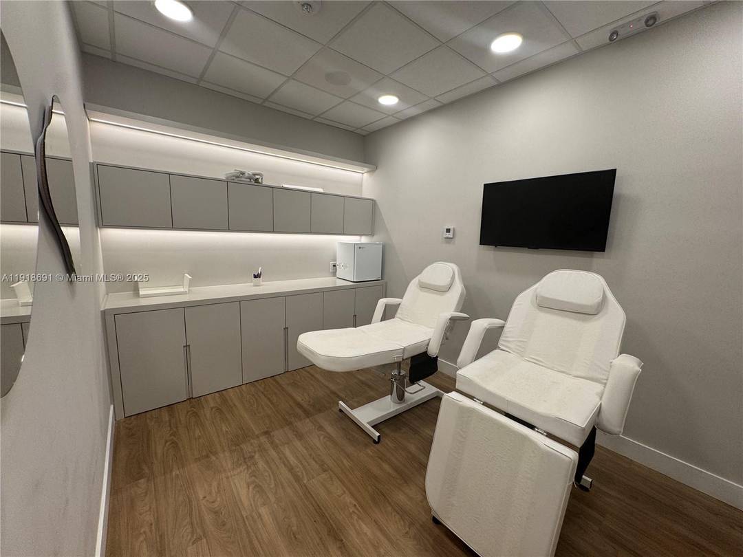 This modern Class A office building is located in the heart of the Aventura Medical District, just a short stroll from Aventura Hospital.