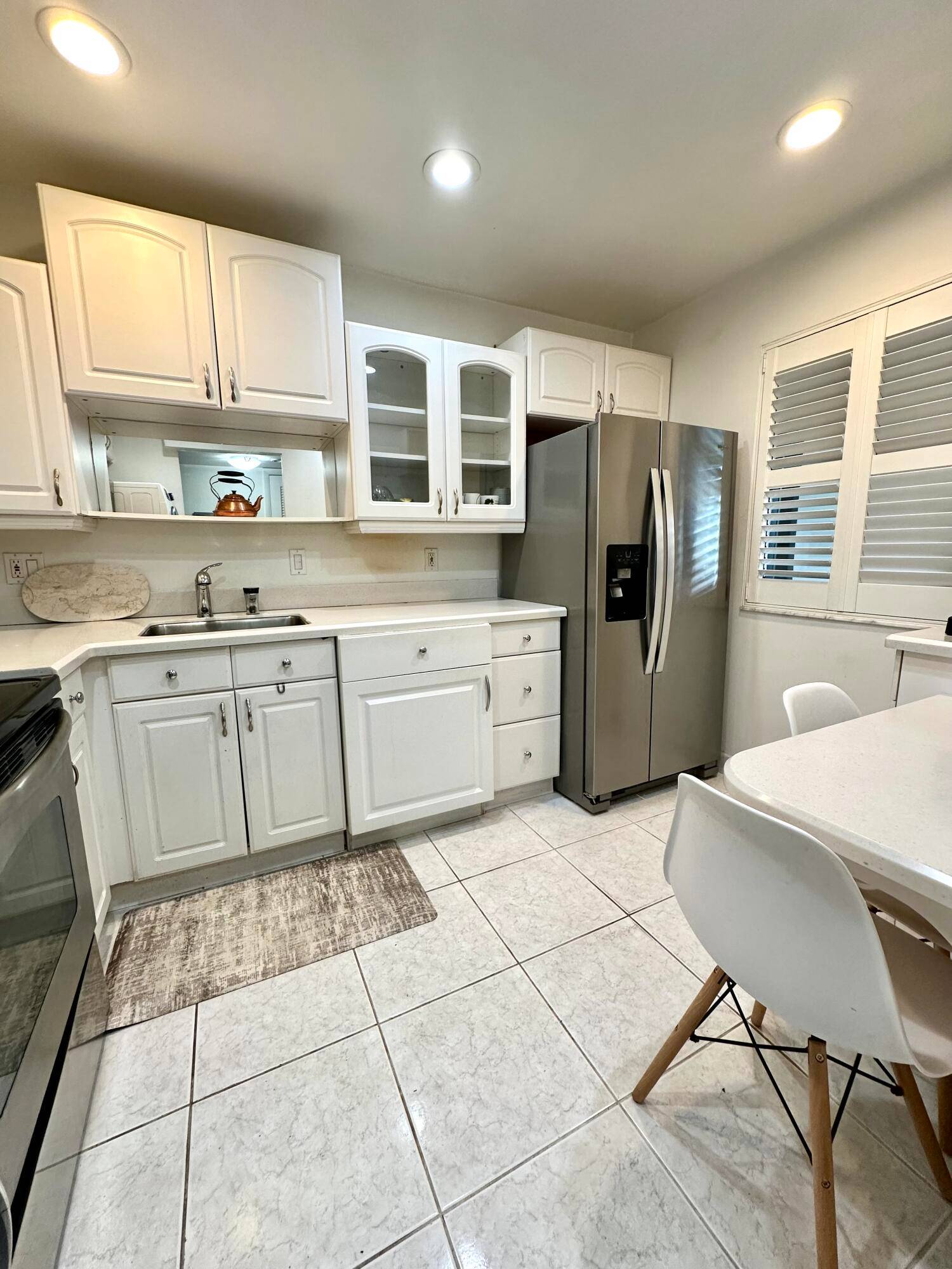 REDUCED PRICE TO SELL ! UNIQUE OPPORTUNITY TO OWN THIS BEAUTIFUL AND UPGRADED 2 2 CONDO WITH GOLF VIEW.