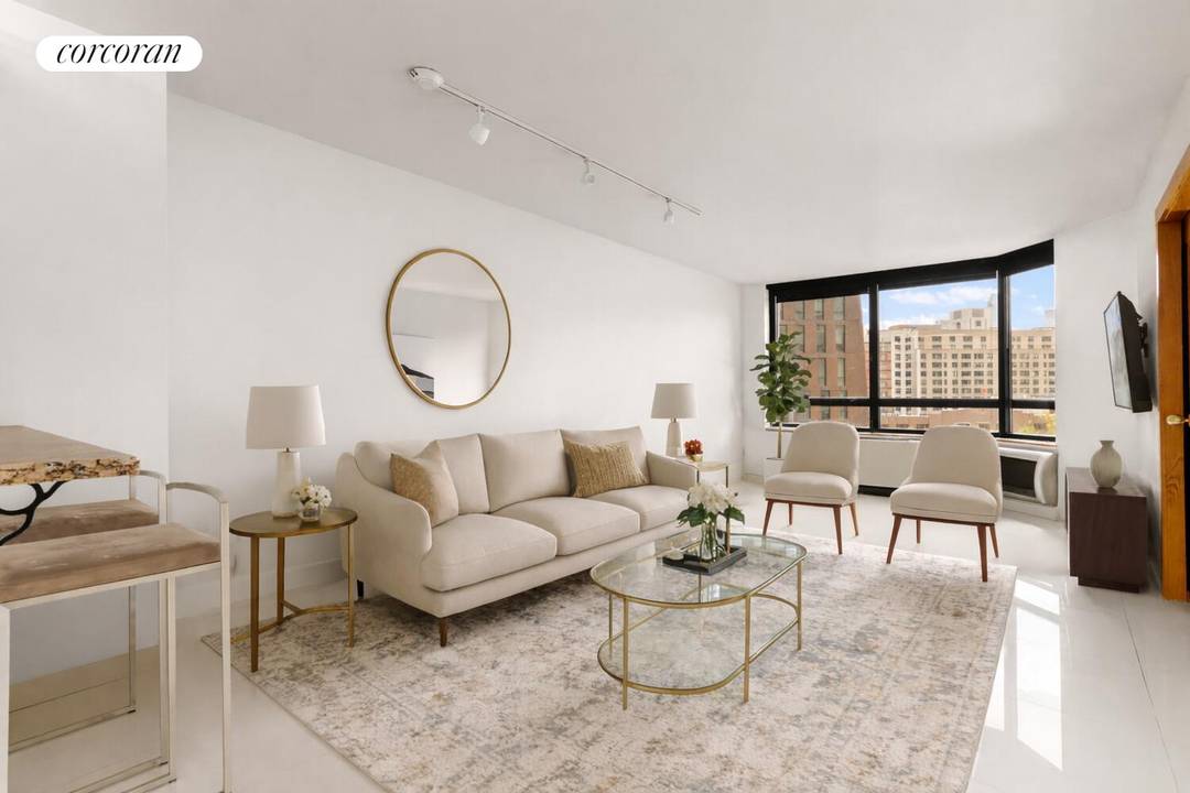 This bright, renovated 1 bedroom 1 bathroom condominium in the heart of Murray Hill checks every box.