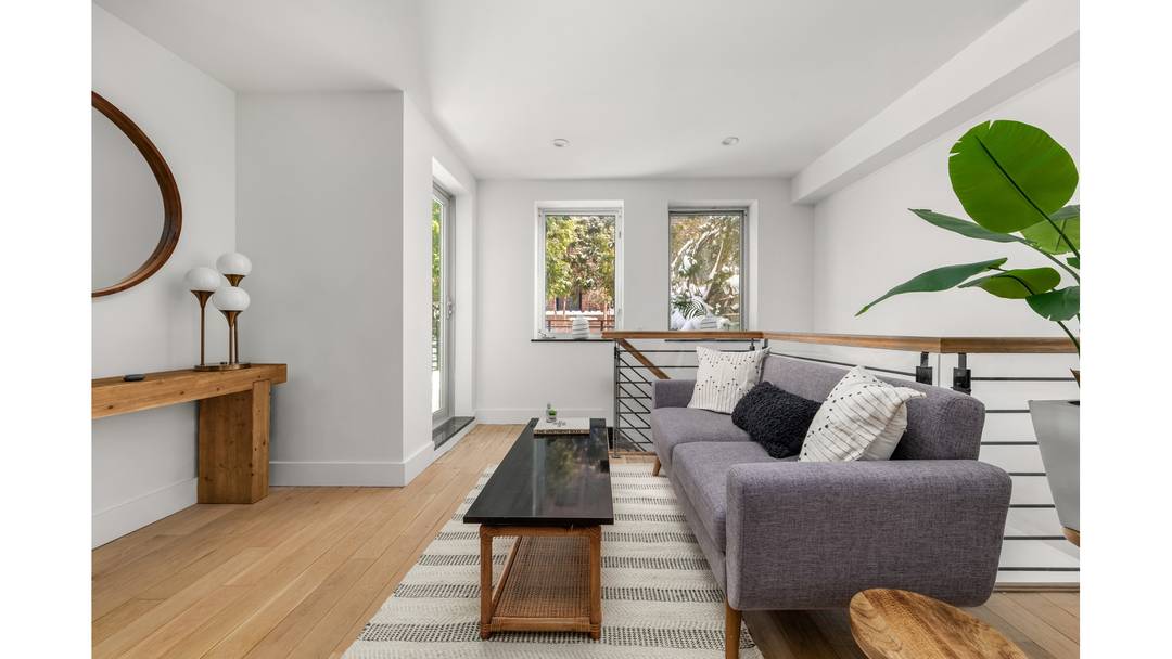 Garden lovers rejoice ! Freshly renovated garden duplex, at the Lofts at Waverly.