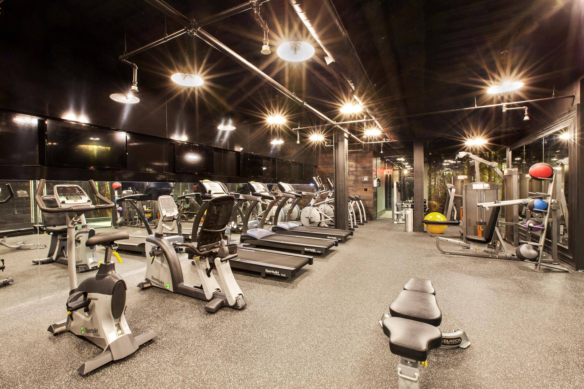 The Crescent Club is a full service modern luxury building in Long Island City, which features amazing 360 degree views of the Manhattan skyline.