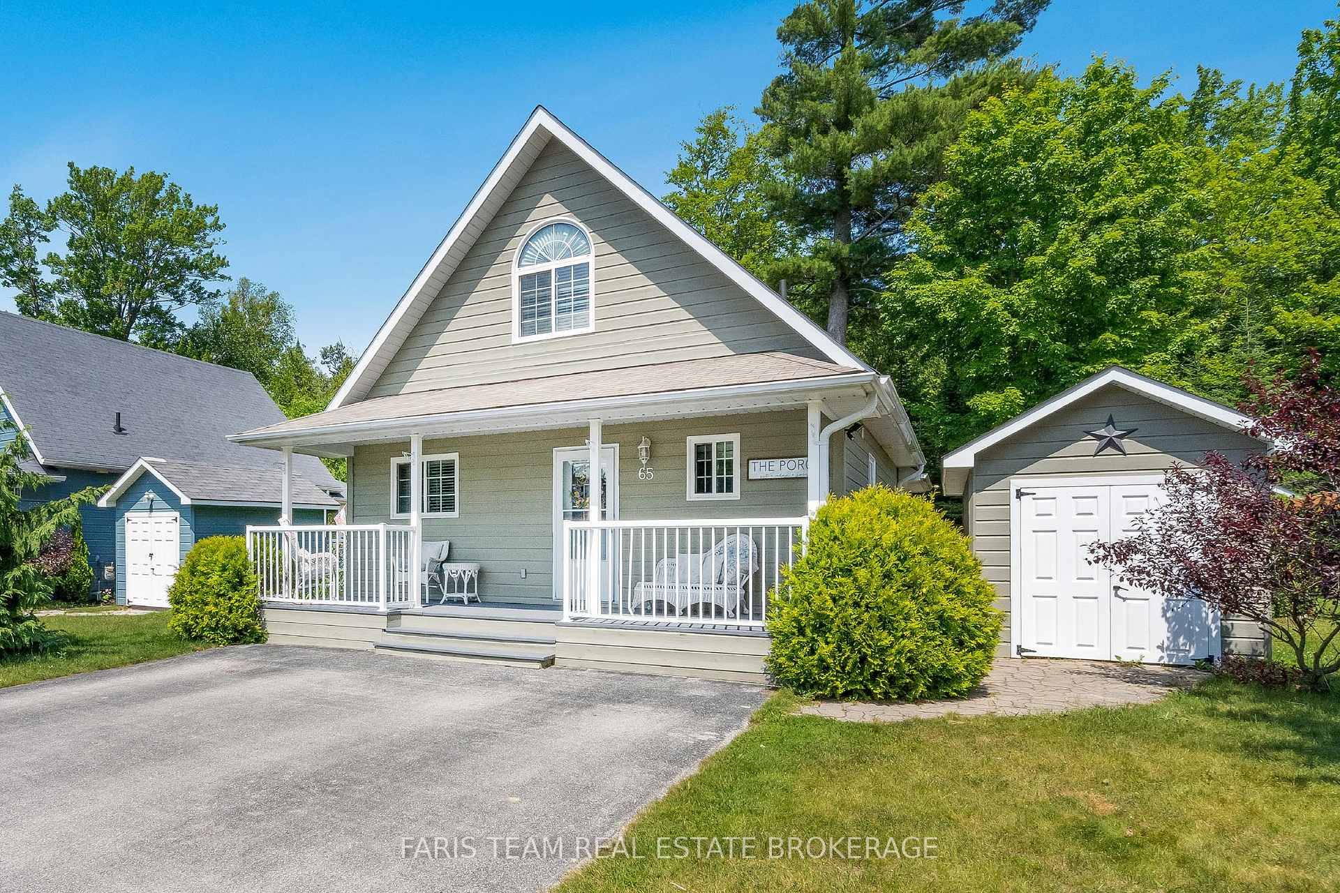 Top 5 Reasons You Will Love This Home 1 Situated on a peaceful street in the sought after Lakes of Wasaga Country Life, this 4 season chalet style home delivers ...