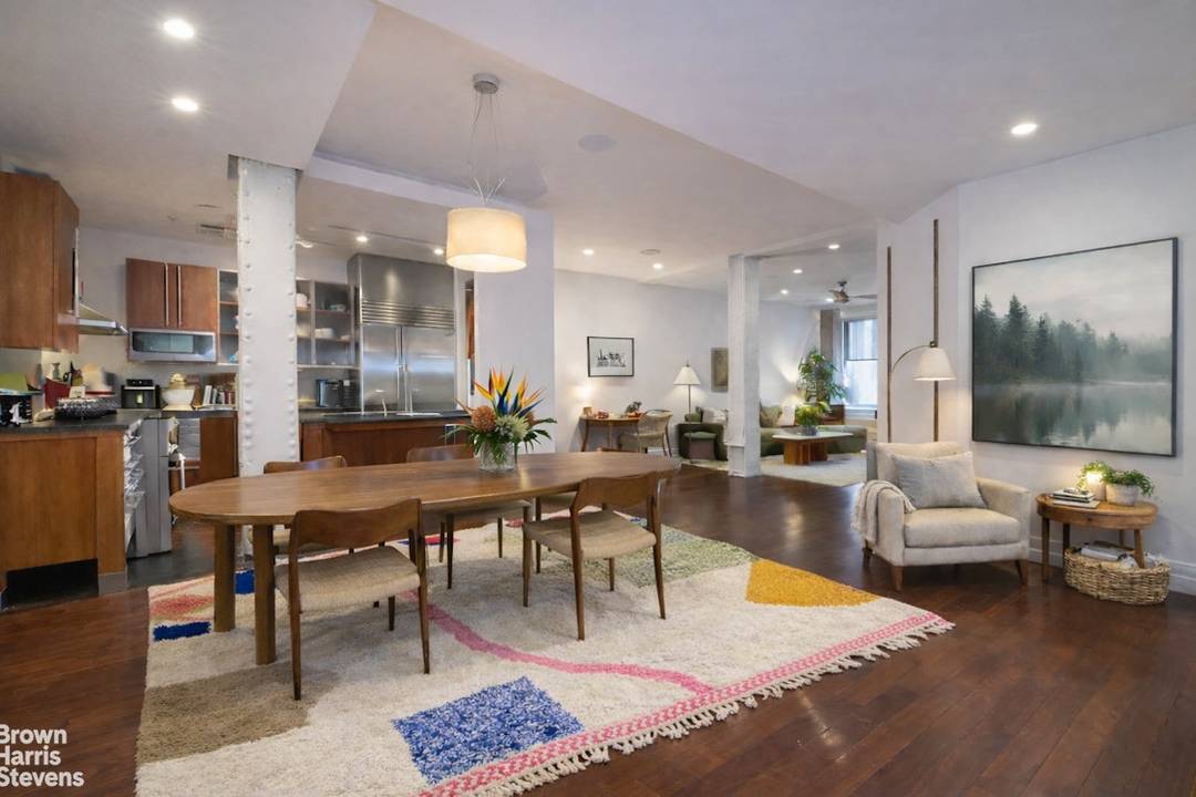 ART DECO GEM The Filipacchi Foussard Team is pleased to present this striking loft style condominium residence located in one of Tribeca's most distinctive historic buildings.
