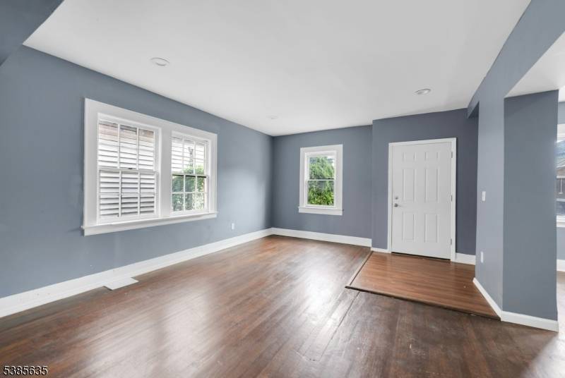 Welcome to 513 Sanford in Newark a charming home that's been tastefully updated and move in ready !