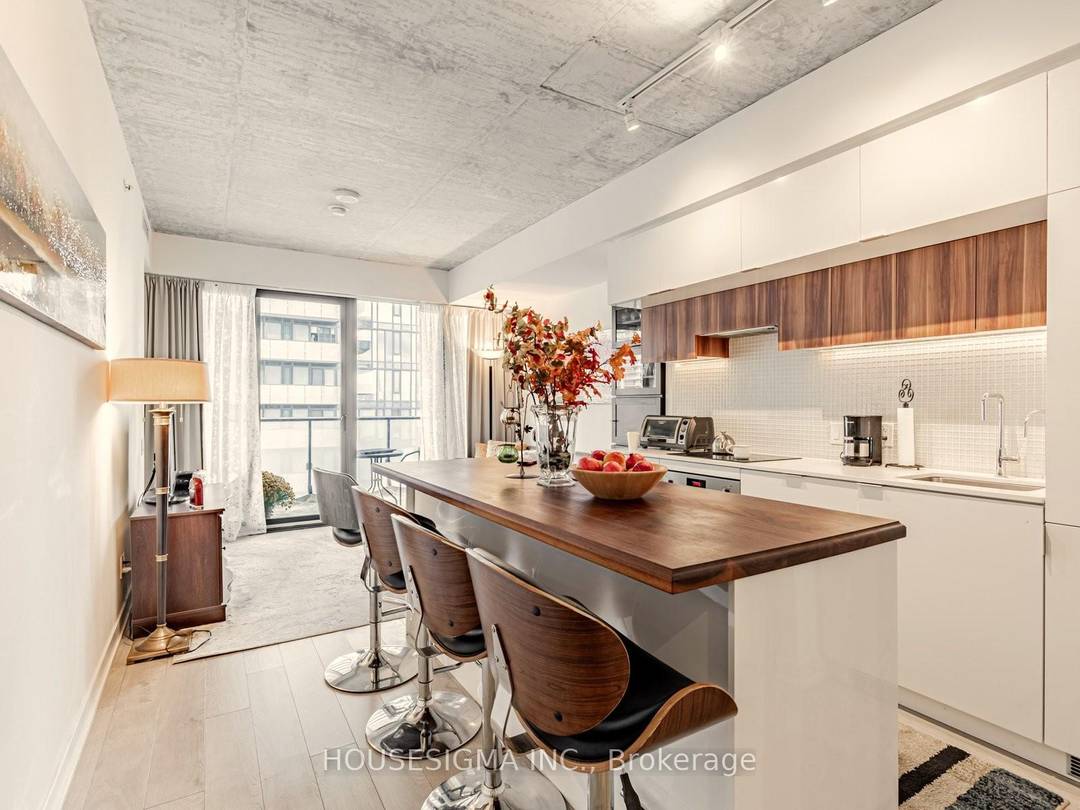 Furnished ! Short Term ! Welcome To This Beautifully Furnished 2 Bedroom, 2 Full Bath Condo In The Highly Sought After Yonge amp ; Eglinton Neighbourhood.