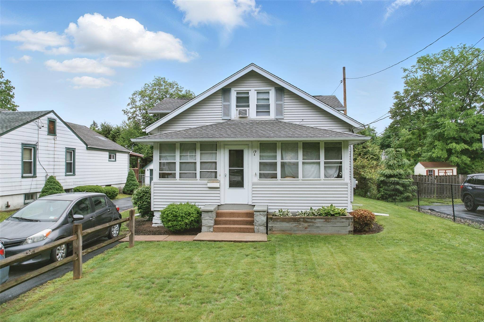 Two houses, three units for the price of one !