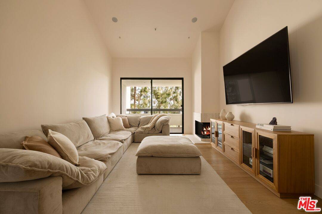 2132   Century Park Ln 3BR Beverlywood La