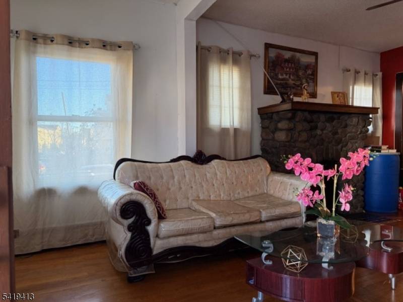 WELCOME TO 3 SPACIOUS BEDROOM 1 BATHROOM RANCH STYLE HOME WITH 2 ROOMS IN PARTIALLY FINISHED WALK OUT BASEMENT, BREAKFAST BAR KITCHEN, GOOD SIZE BACK YARD TO ENJOY DURING SUMMER ...