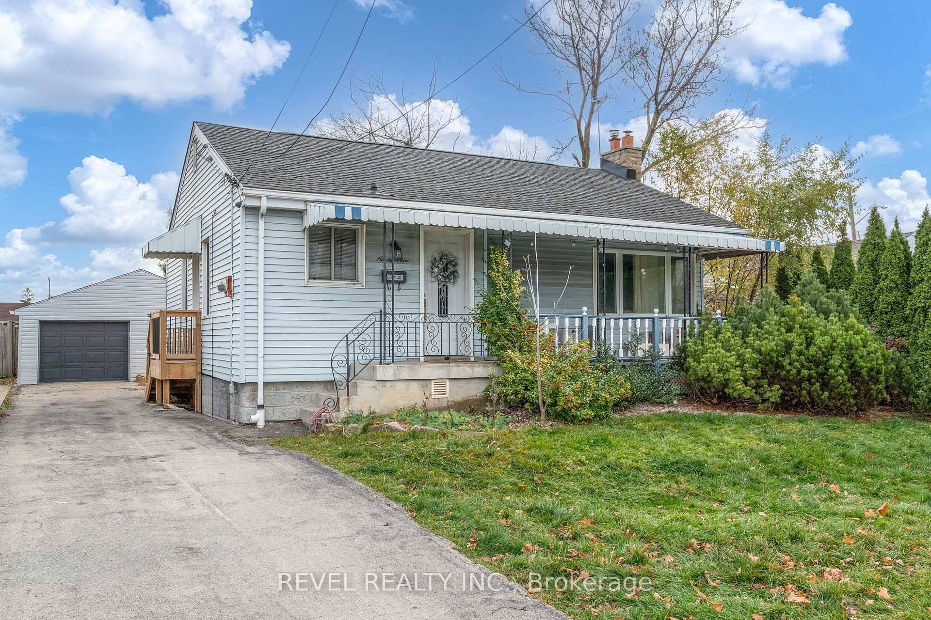 Great investment opportunity on the East Hamilton Mountain near parks, green space and commercial shopping centre !