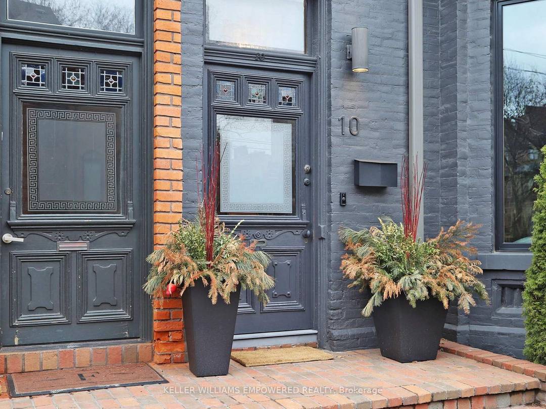 Just steps to Yorkville !