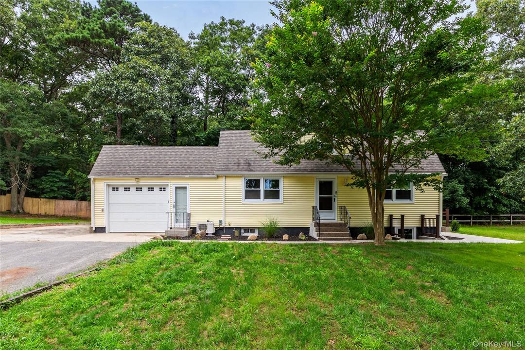 A beautiful renovated 3 Bedroom, 2 Full Bathroom Sun Lit Cape located in Middle Island, New York.