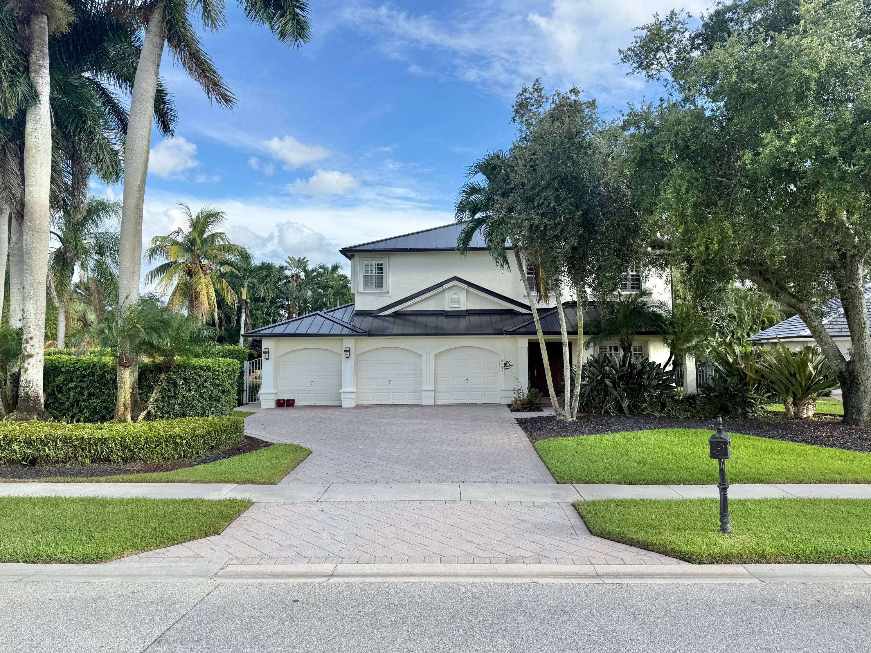 Beautiful 4 bedroom, 3 bathroom single family home located in the highly sought after community of the Preserve at Binks Forest.