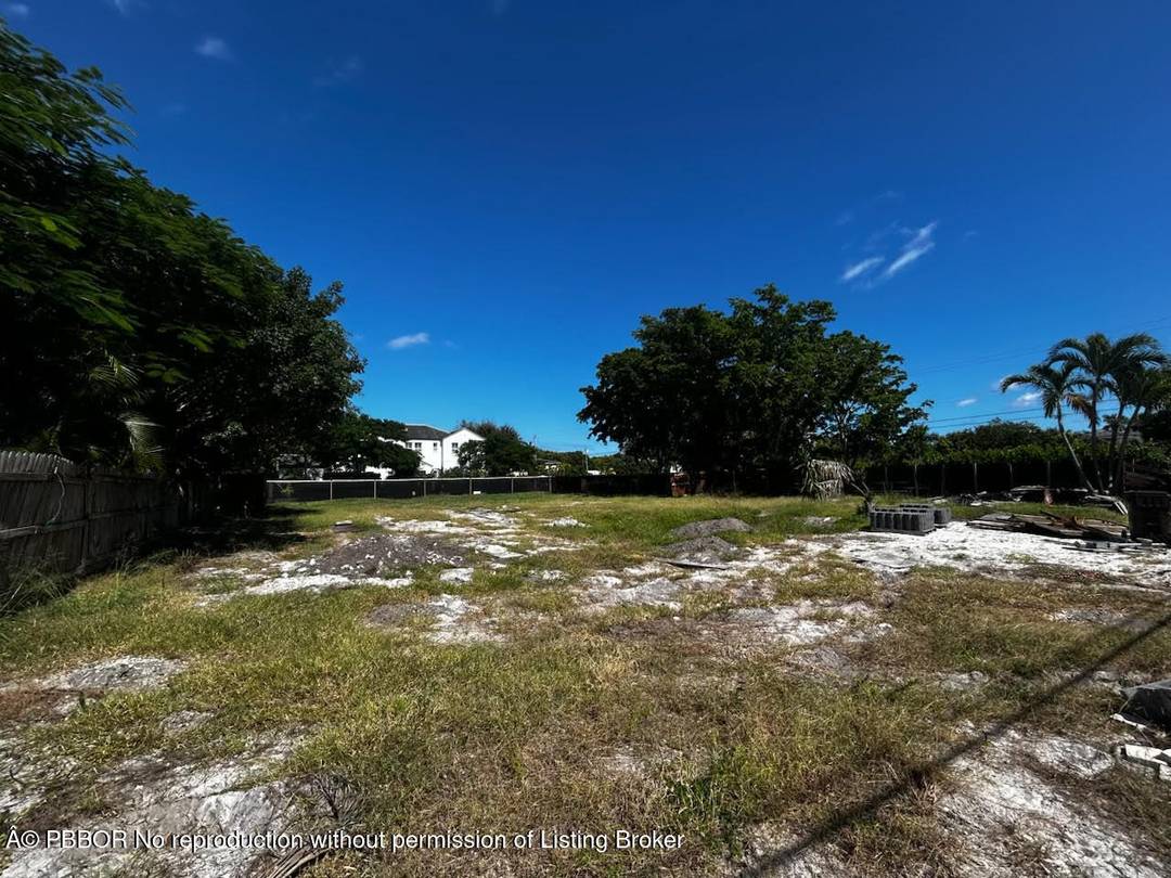 Build your dream home on this 17, 092 SF parcel on one of the most desired streets in SOSO.