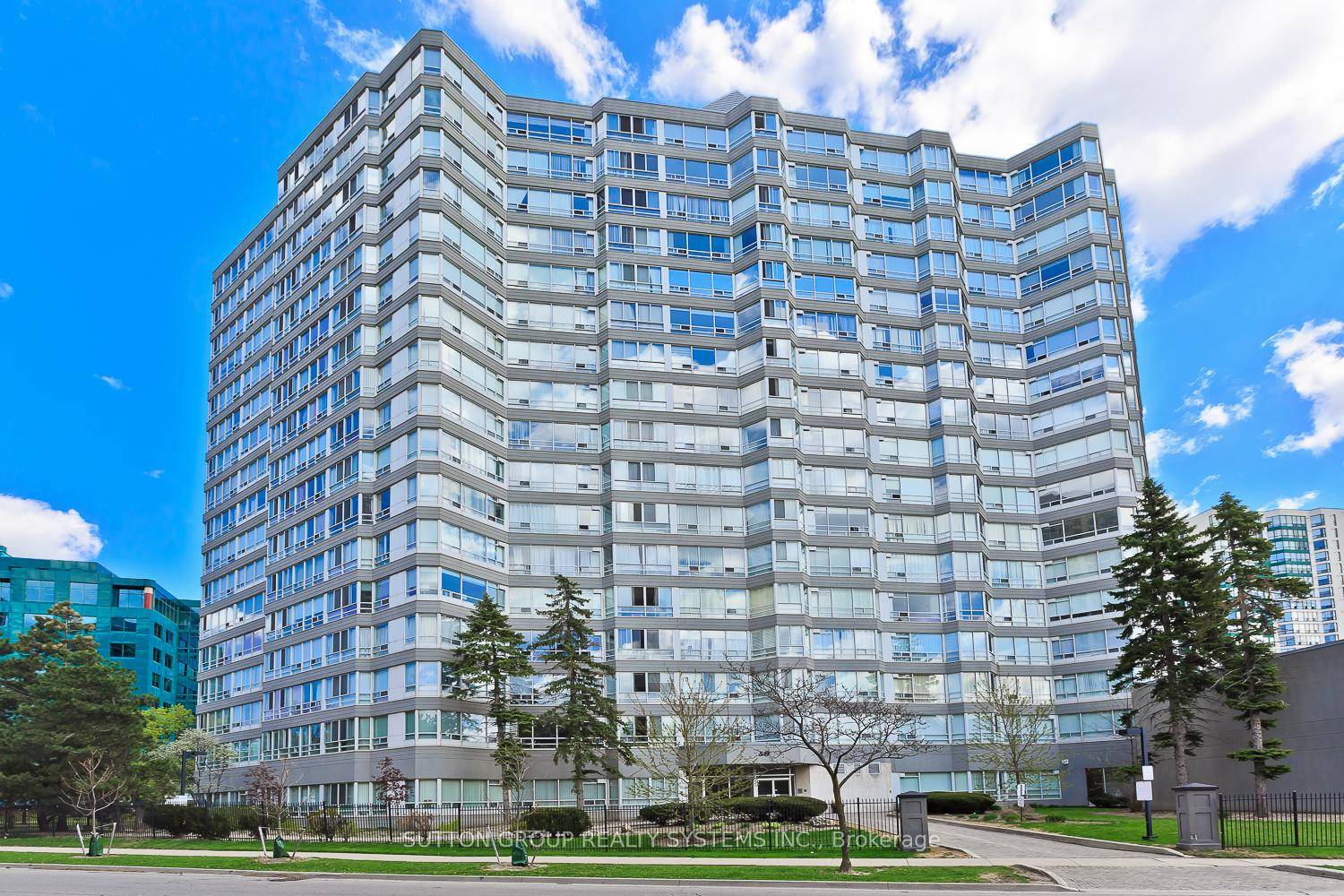 Spacious and Bright Two Bedroom Solarium Condo in the heart of Mississauga, a Prime Location !