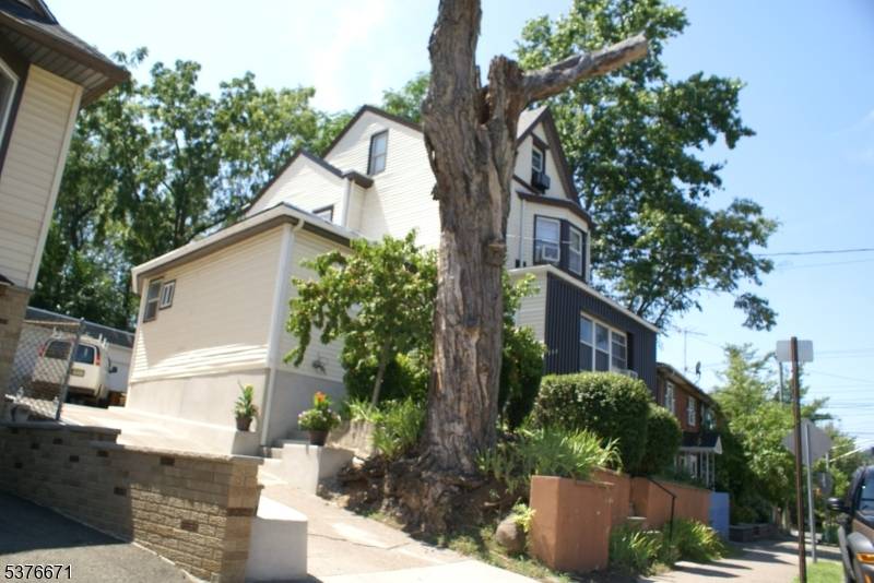 A Must See this well maintained Single Family Home Mother and Daughter layout.