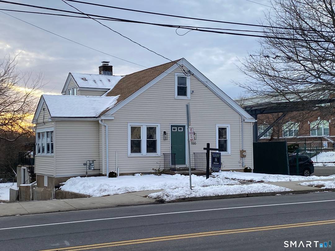 Commute ? only ONE block to train station !