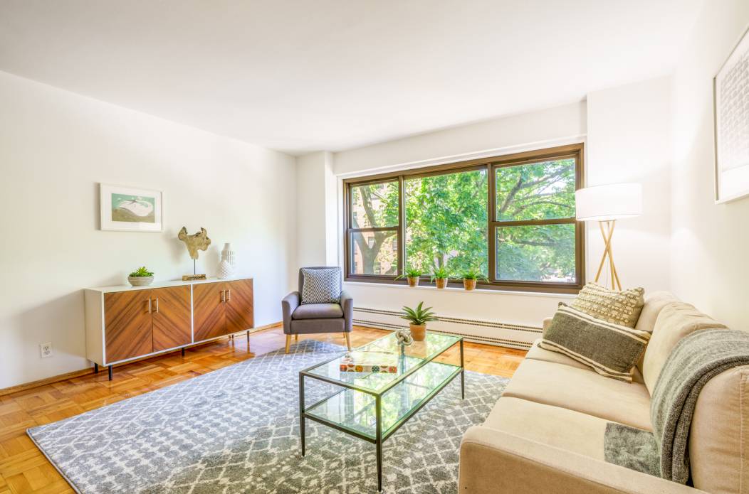 Beautiful sun lit 1 bedroom now available in Queensview !