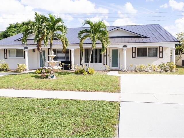 Discover comfort and convenience in this beautifully updated 3 bedroom, 2 bath furnished villa available for the upcoming equestrian season.