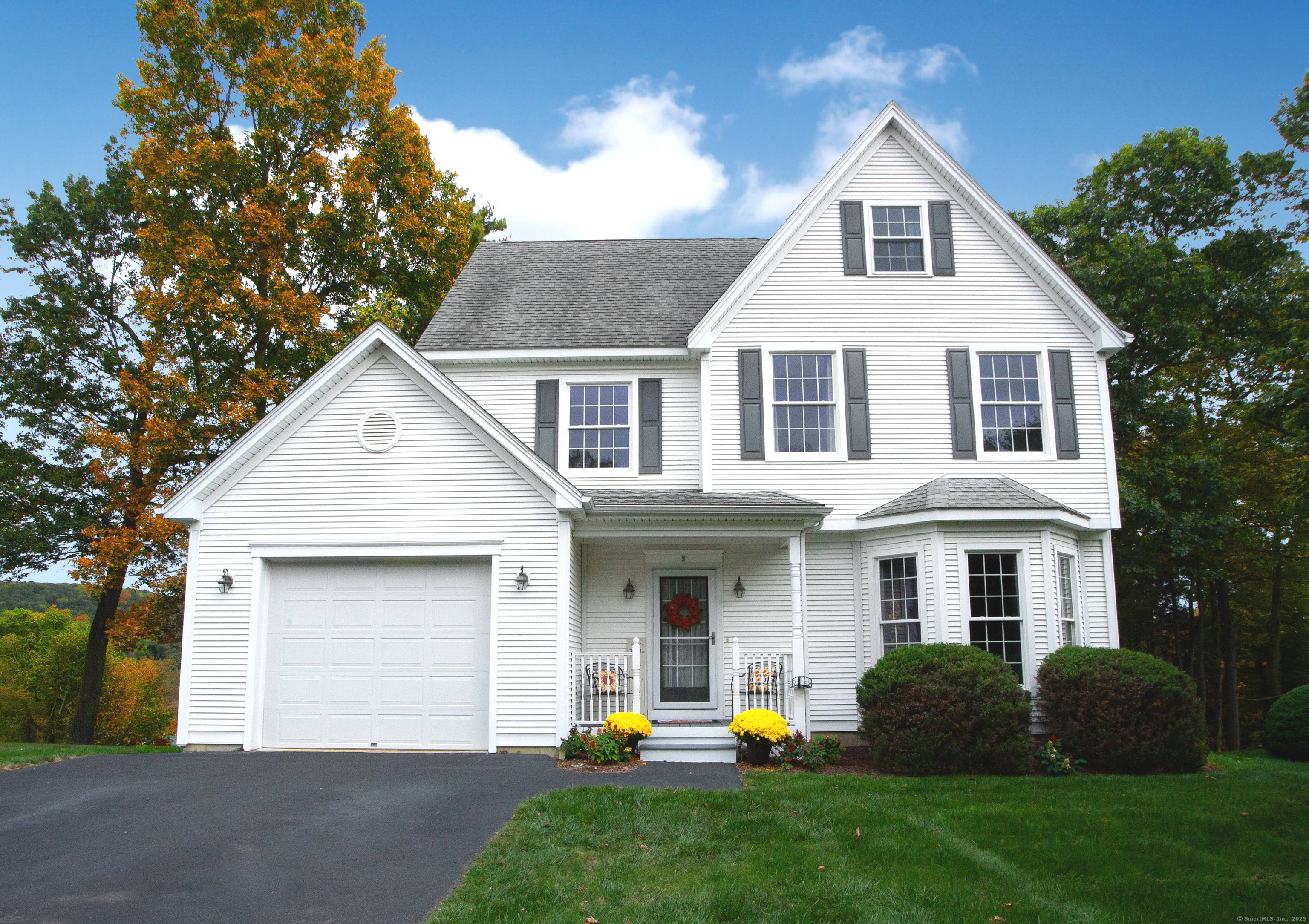Discover the perfect blend of style, comfort, and convenience in this beautifully designed 2004 Colonial.
