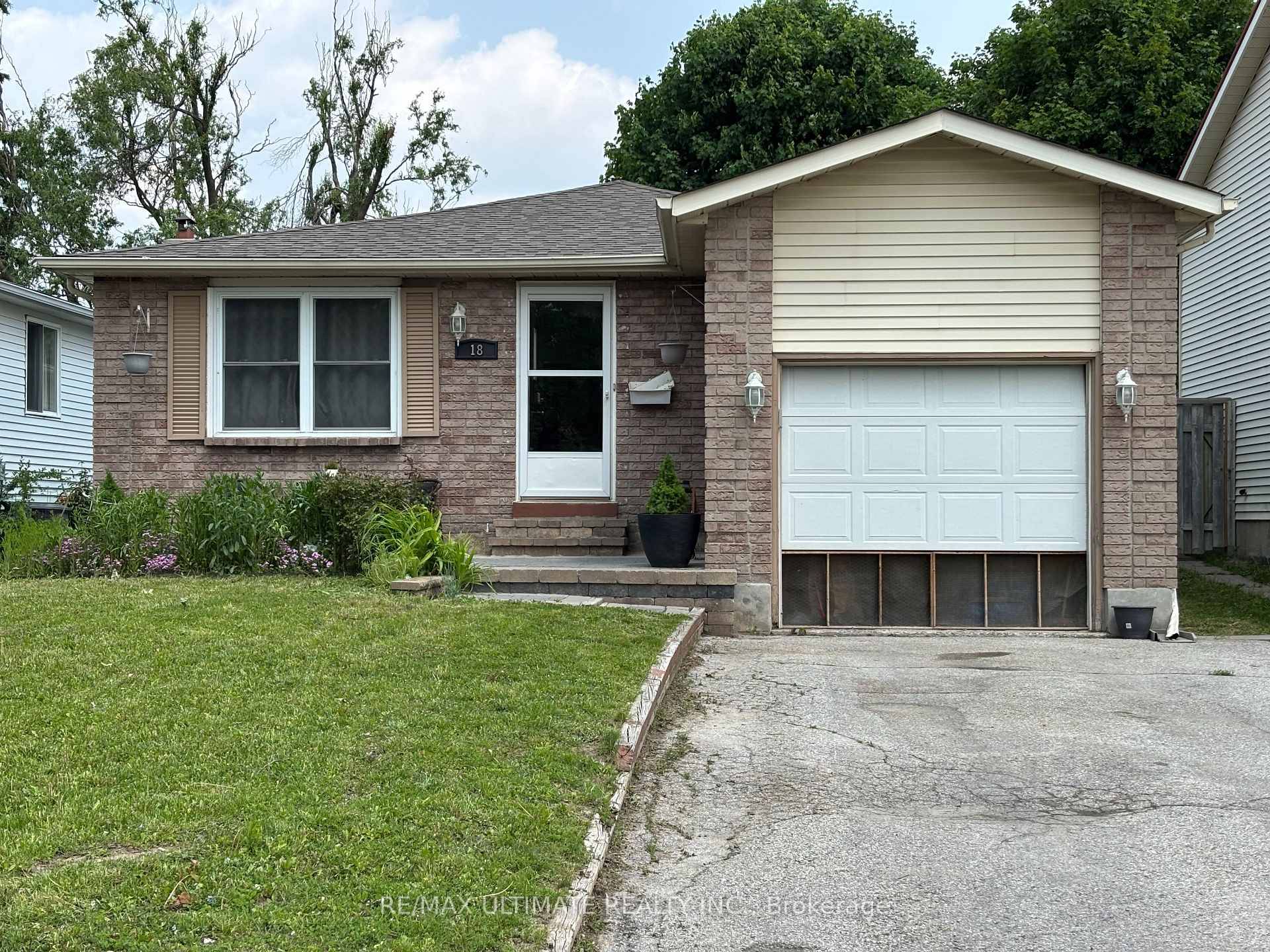 Spacious Bungalow in Barrie's desirable east end, this home offers an open concept main floor, laminate and tile flooring throughout, lots of natural light.