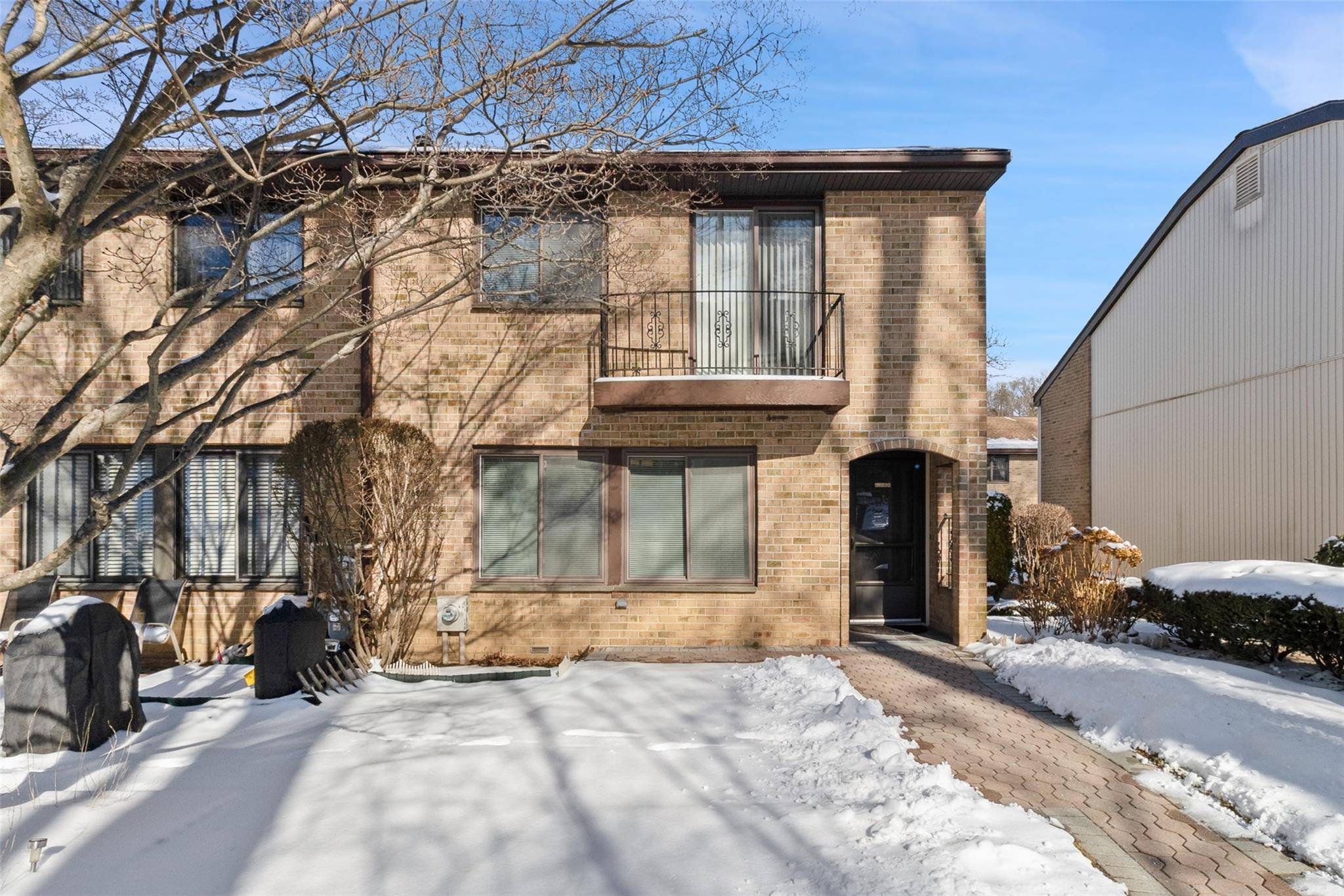 A beautifully maintained 3 4 levels Condo that lives like a stand alone house at the Jackson Avenue complex called The Willows.